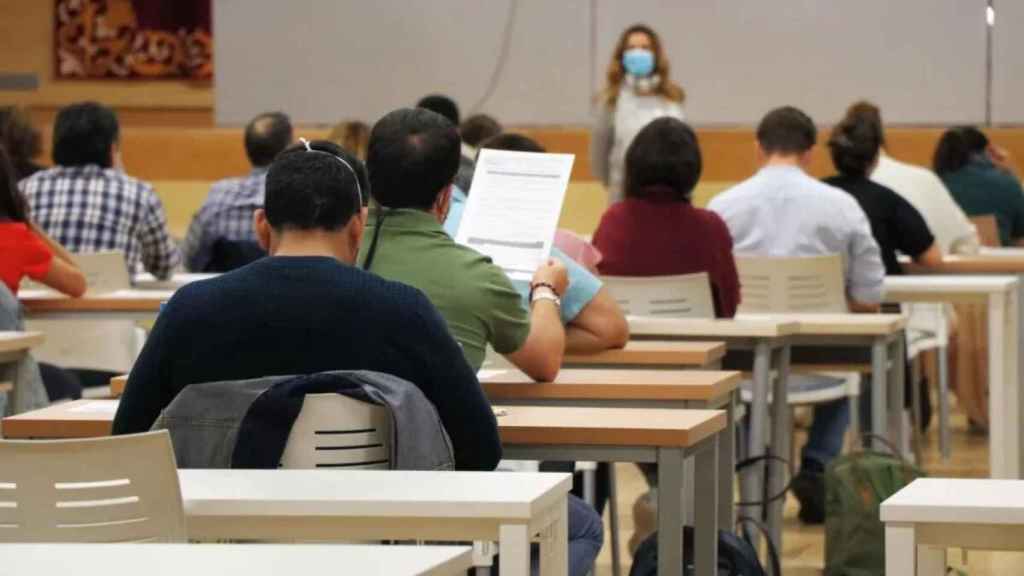 Imagen de opositores en un examen de acceso a la función pública