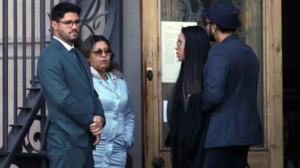 La madre de Dani Alves, Lucía Alves, en la entrada de la Audiencia de Barcelona