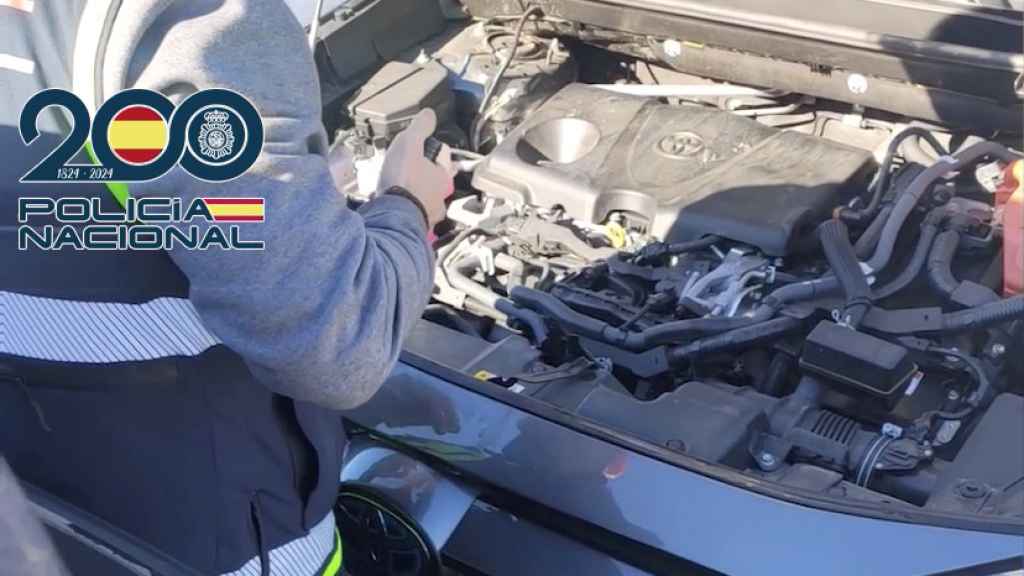 Agente de la Policía Nacional durante una de las inspecciones