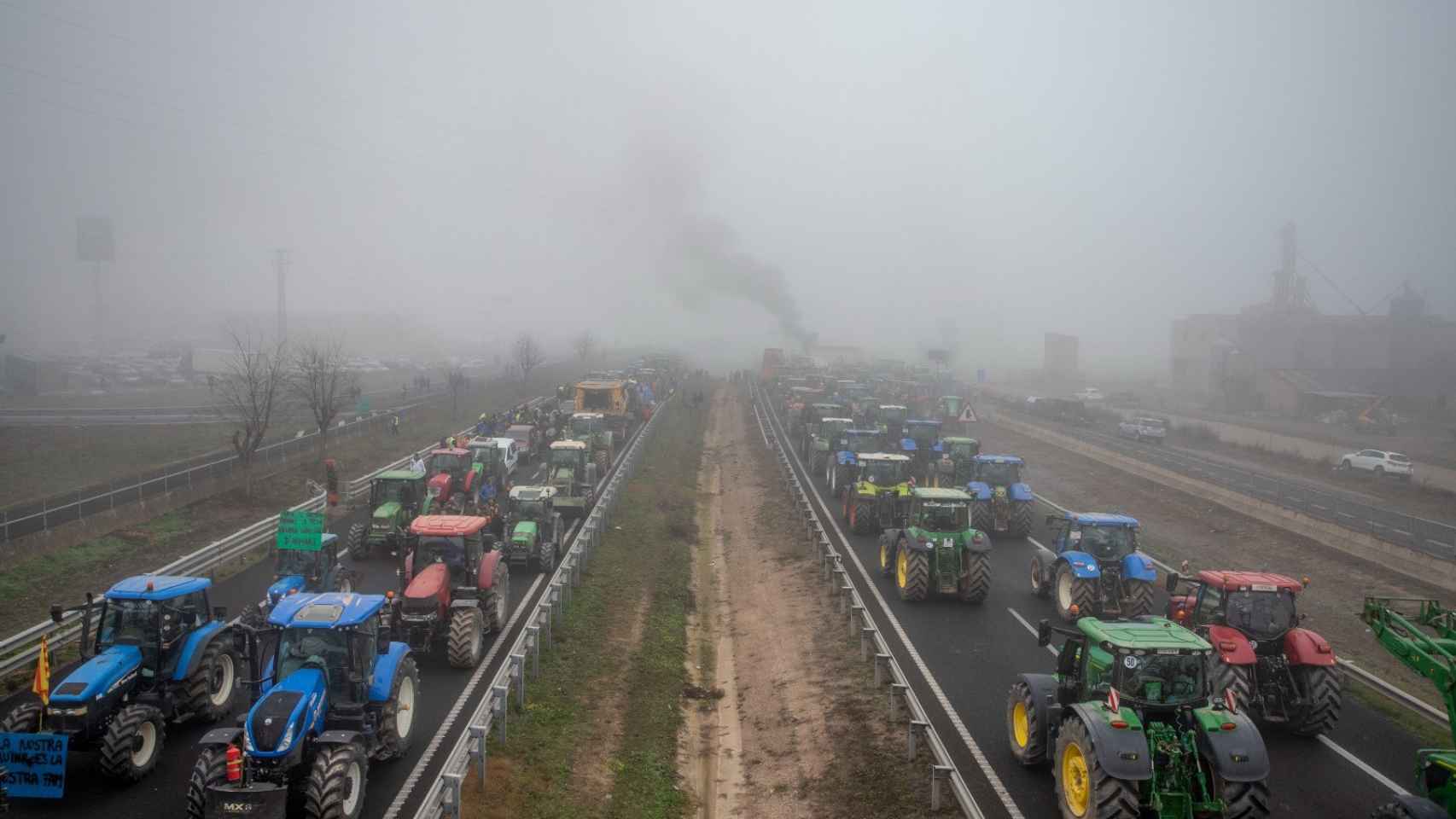 Tractores concentrados en Fondarella (Lleida), a martes 6 de febrero de 2024.