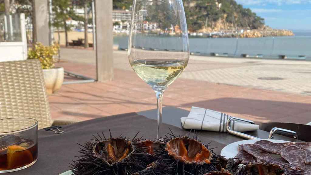 Un plato de 'garoines' en un restaurante frente al mar