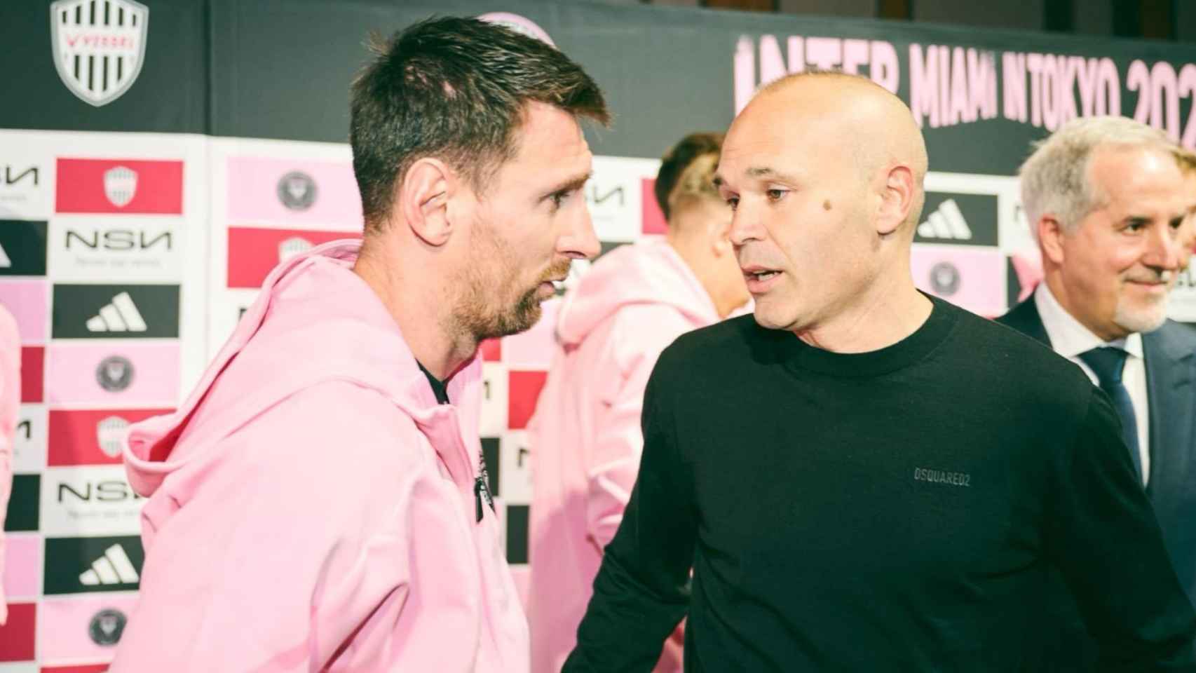 Messi e Iniesta conversan durante un acto del Inter Miami en Tokio
