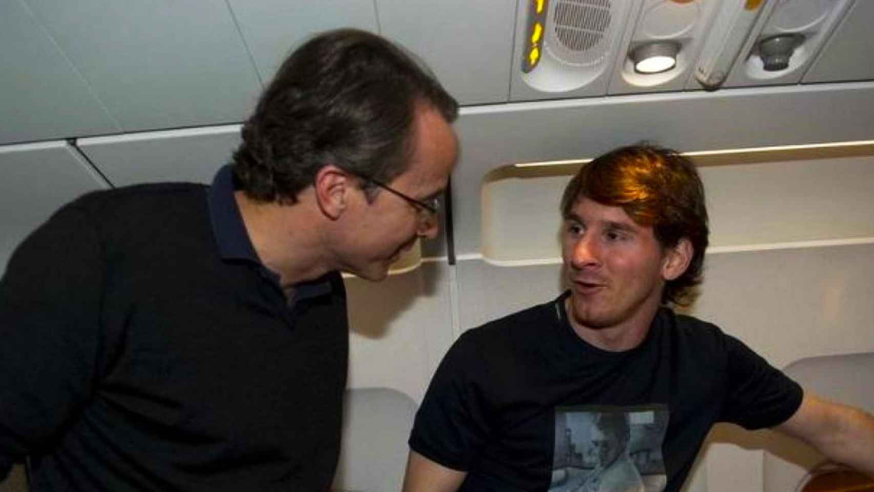 Javier Faus y Leo Messi en un avión fletado por el Barça
