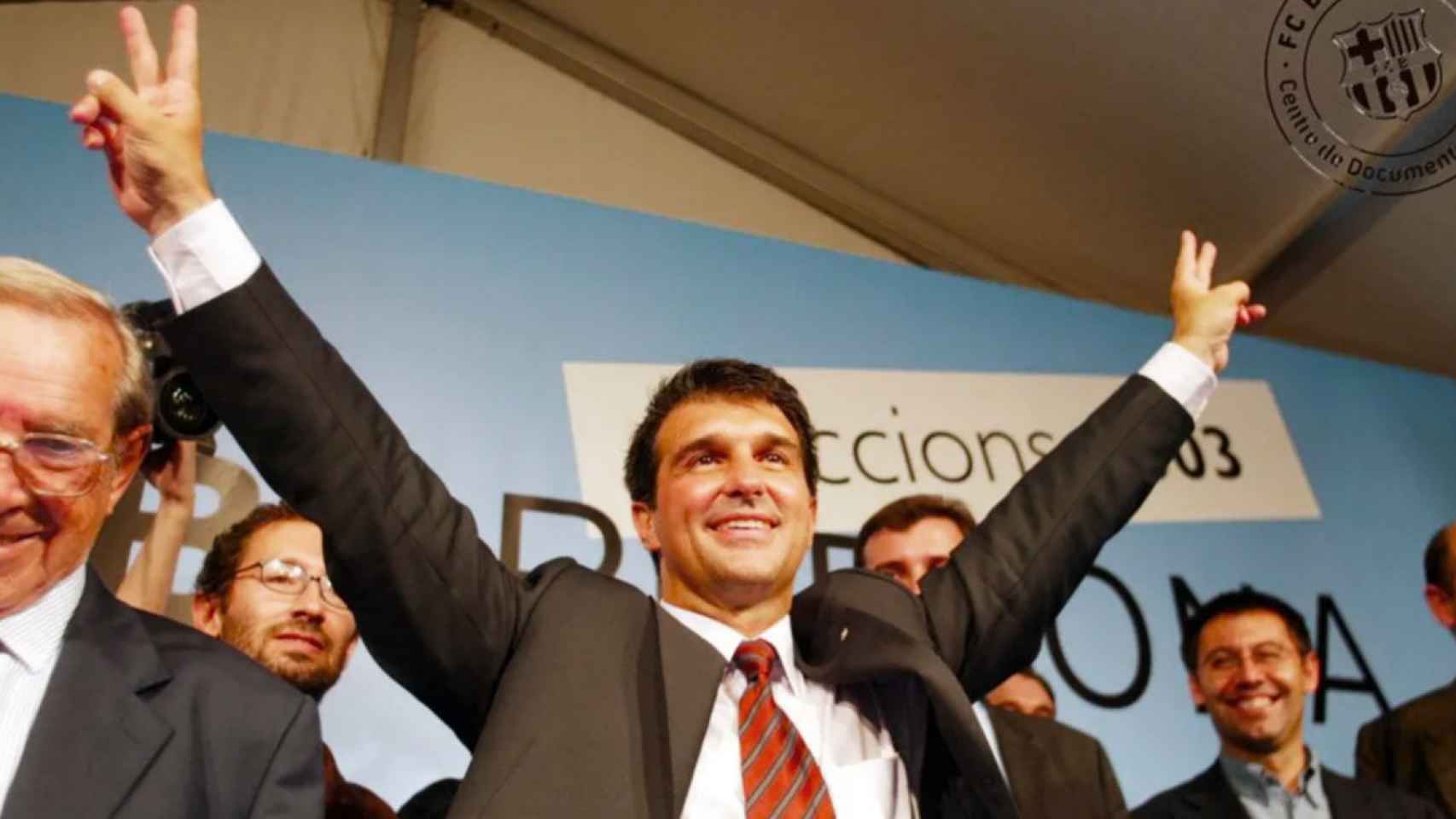 Joan Laporta celebra la victoria en las elecciones de 2003 mientras Bartomeu sonríe, lleno de júbilo