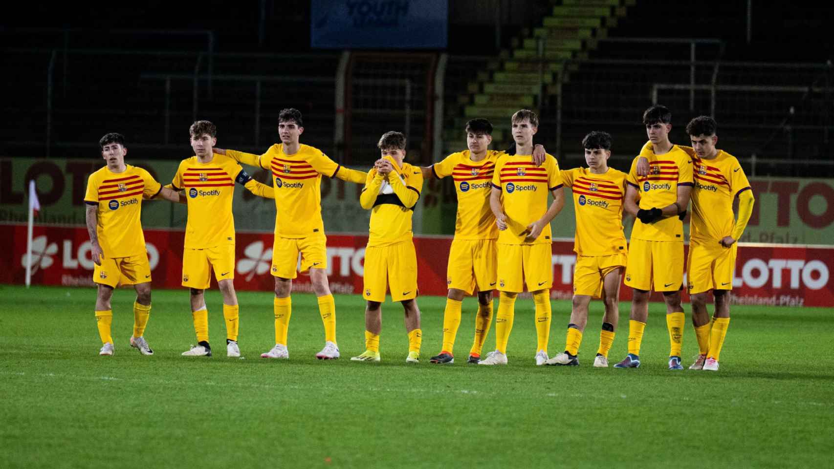 Los jugadores del Juvenil A del Barça se apoyan en la tanda de penales contra el Mainz