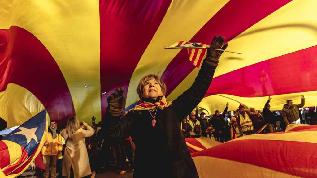 Una mujer bajo una gran estelada en Barcelona, a 19 de enero del 2023