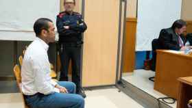 Dani Alves, sentado en el banquillo acusado de agresión sexual
