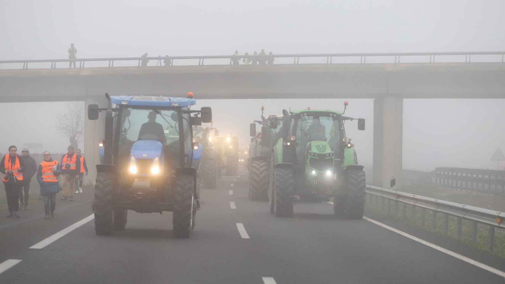 Agricultores cortan la vía A-2 a su paso por Fondarella (Lleida) este martes sobre las 9.15 horas
