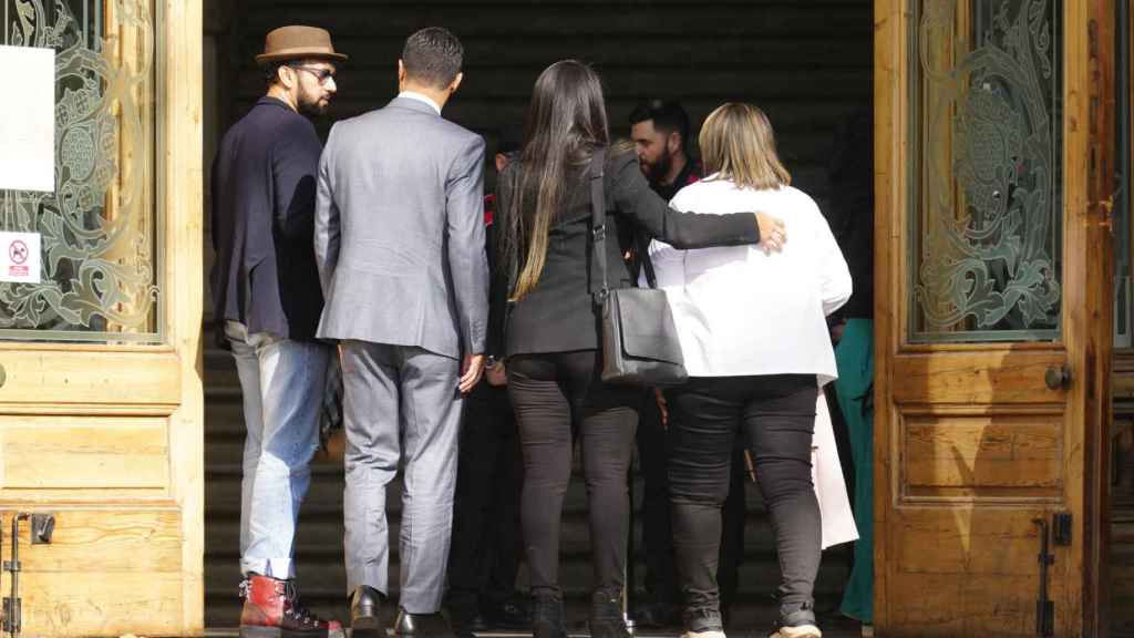 Entrada de la madre de Dani Alves