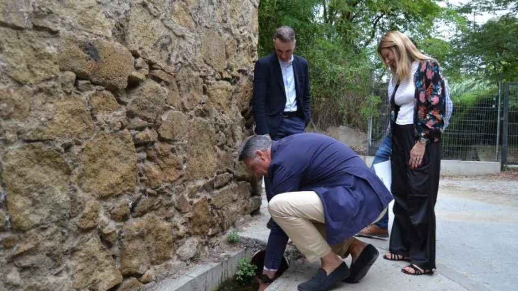 El alcalde de Badalona, Xavier García Albiol, visita el punto de la ciudad por el que se pierde agua potable en plena emergencia por sequía