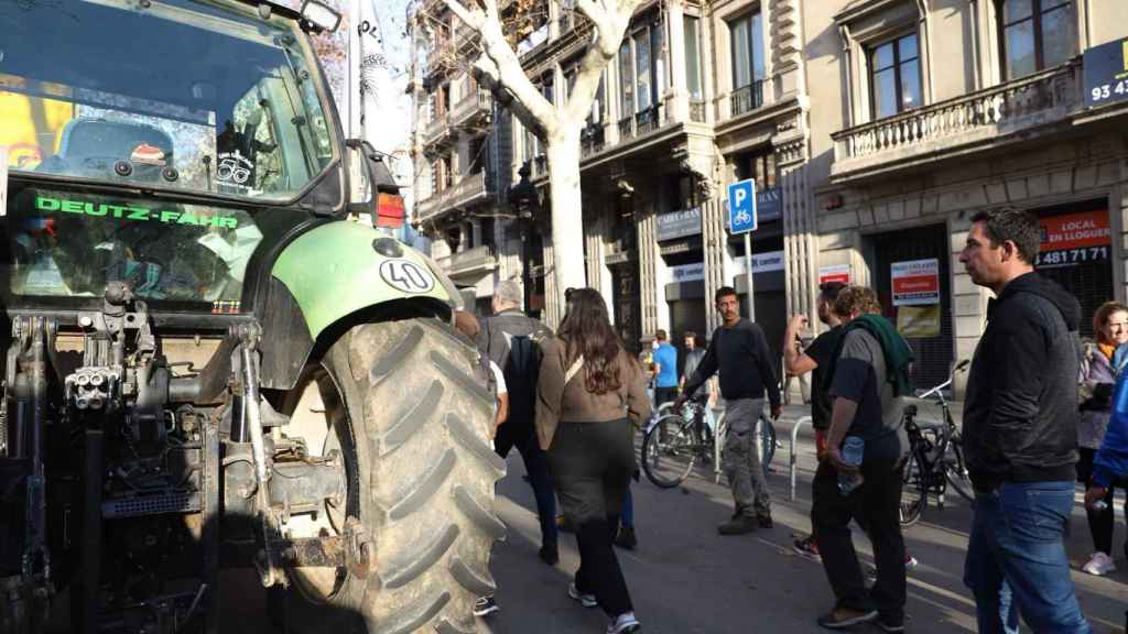 Unos 2.000 tractores colapsan el centro de Barcelona