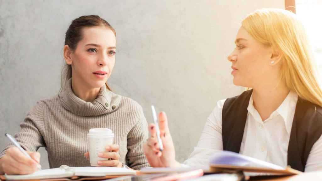 Imagen de archivo de dos personas hablando en un ambiente laboral