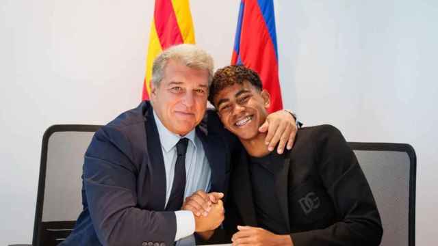 Joan Laporta y Lamine Yamal, durante la renovación de su contrato con el Barça