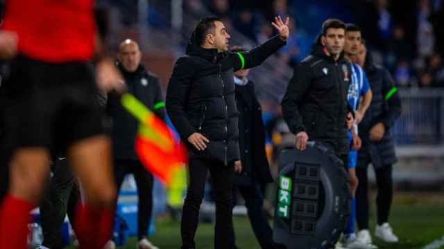 Xavi Hernández dirige a los futbolistas del Barça en la victoria sobre el Alavés