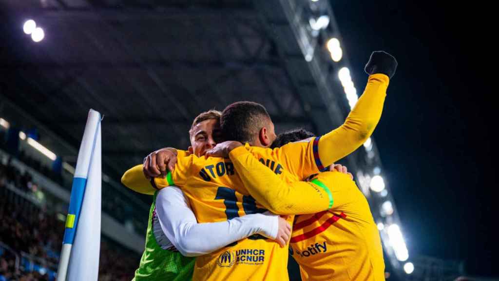 Vitor Roque celebra su gol contra el Deportivo Alavés