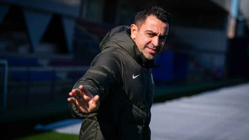 El técnico del Barça, Xavi Hernández, saluda a las cámaras antes de empezar una sesión de entrenamiento