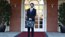 El ministro de Cultura, Ernest Urtasun, posa con su cartera en la escalinata de La Moncloa.