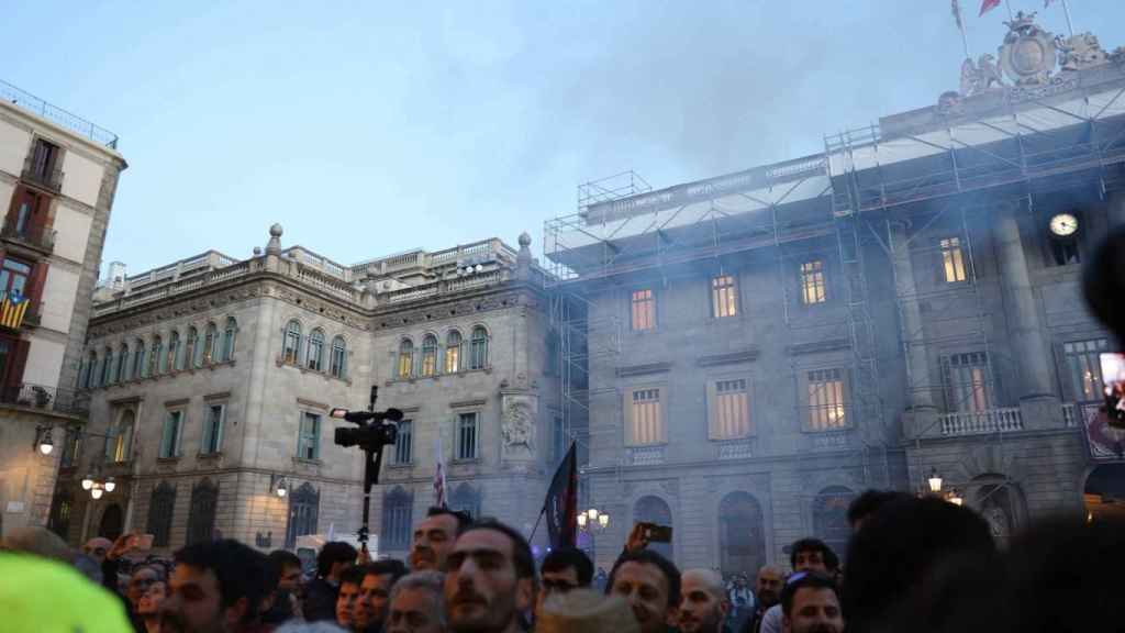 Concentración de agricultores en la plaza Sant Jaume