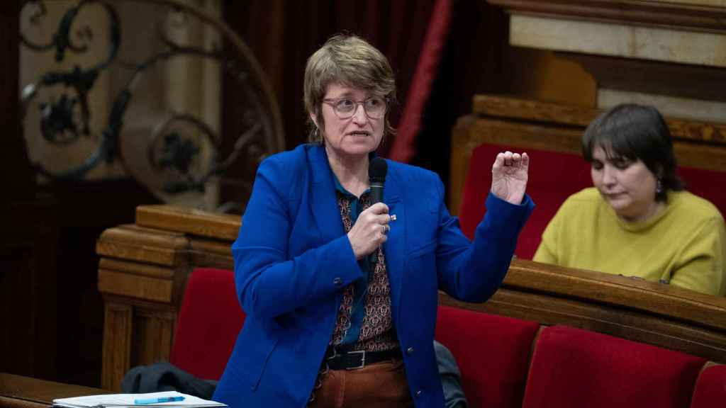 La 'consellera' de Educación de la Generalitat, Anna Simó, durante una sesión de control al Govern, en el Parlament