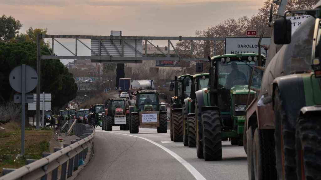 Varios tractores cortan la carretera C-17, sentido sur, a la altura de Parets del Vallès, a 6 de febrero de 2024