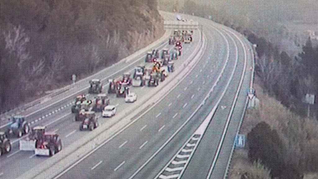 Marcha lenta de tractores en la AP-7 en Sant Julià de Ramis (Girona)