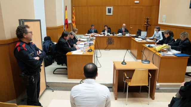 Dani Alves, de espaldas, en la Audiencia Provincial de Barcelona
