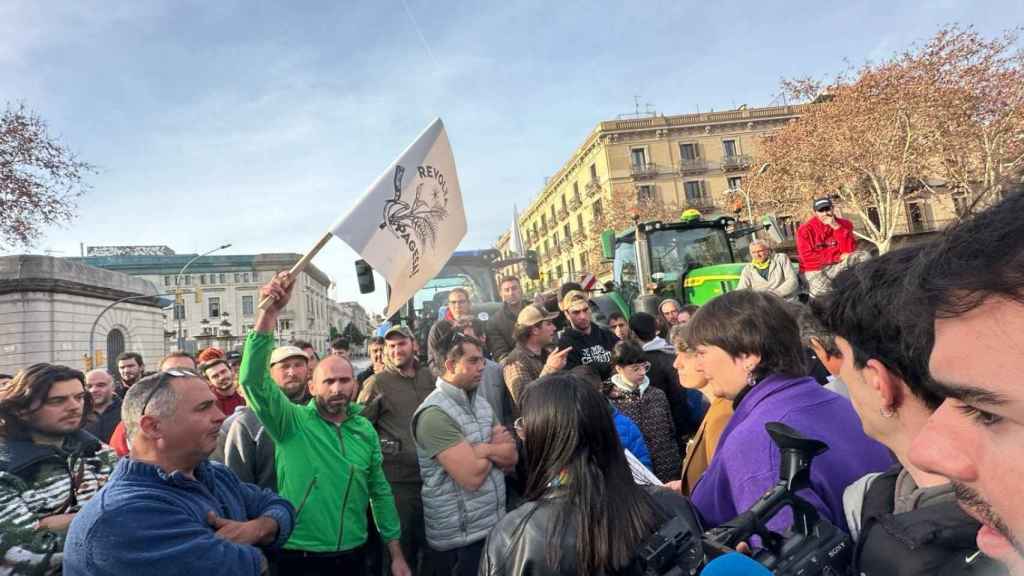 Agricultores se concentran ante la entrada al parque de la Ciutadella a la espera de ser recibidos por la presidenta del Parlament, Anna Erra, este jueves por la mañana