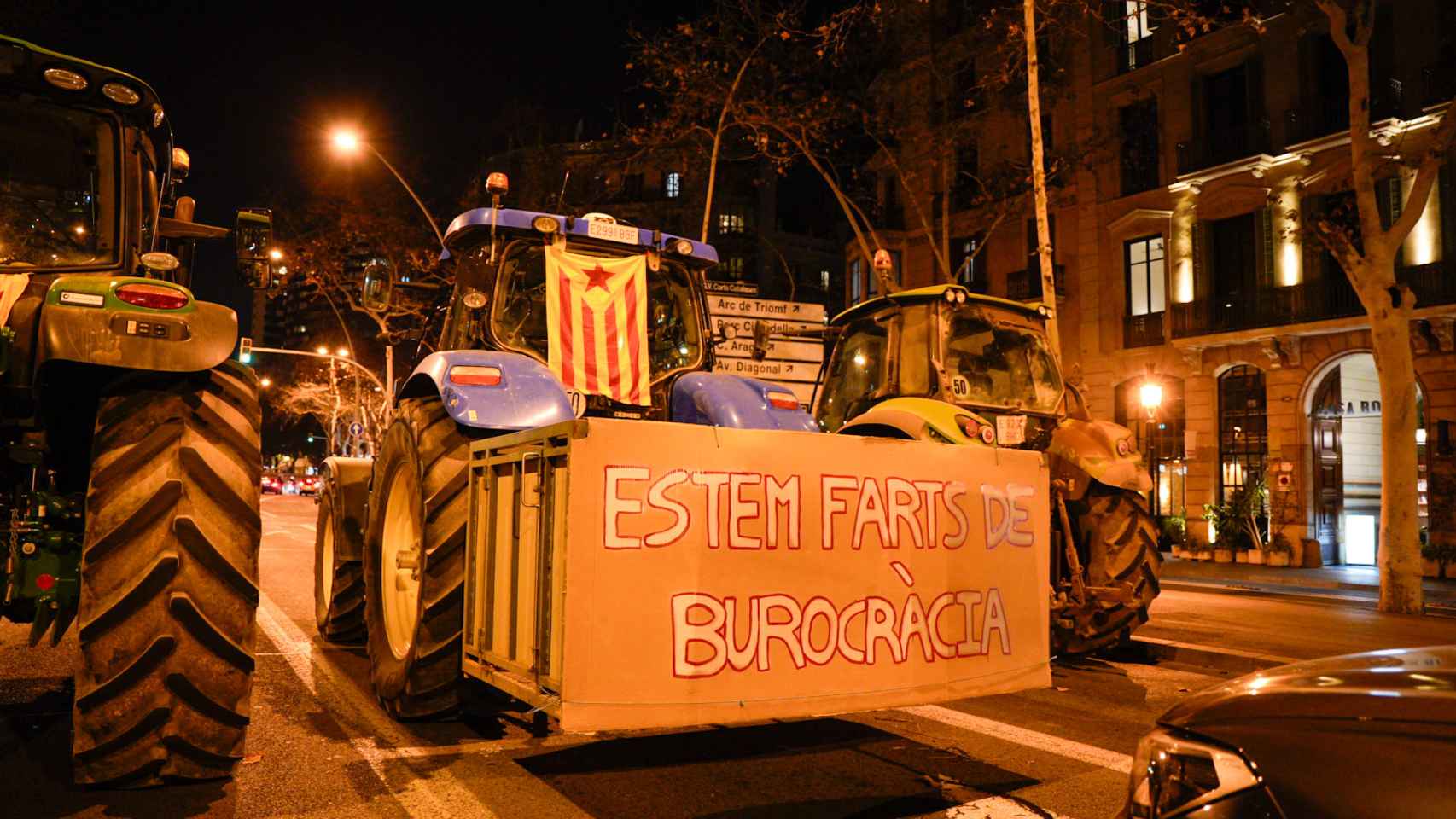 Unos 2.000 tractores colapsan el centro de Barcelona