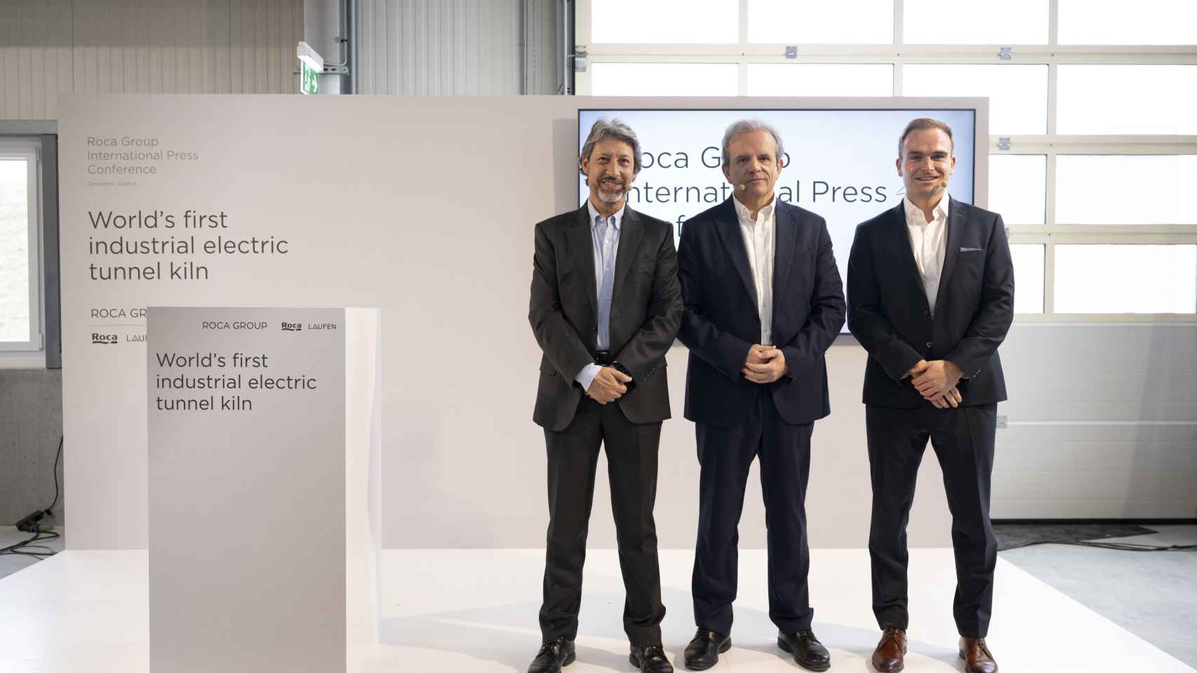 De izquiera a derecha: Carlos Velázquez, director de sostenibilidad de Roca; Alberto Magrans, consejero delegado de Roca, y Axel Krause, directivo de Keramischer Ofenbau