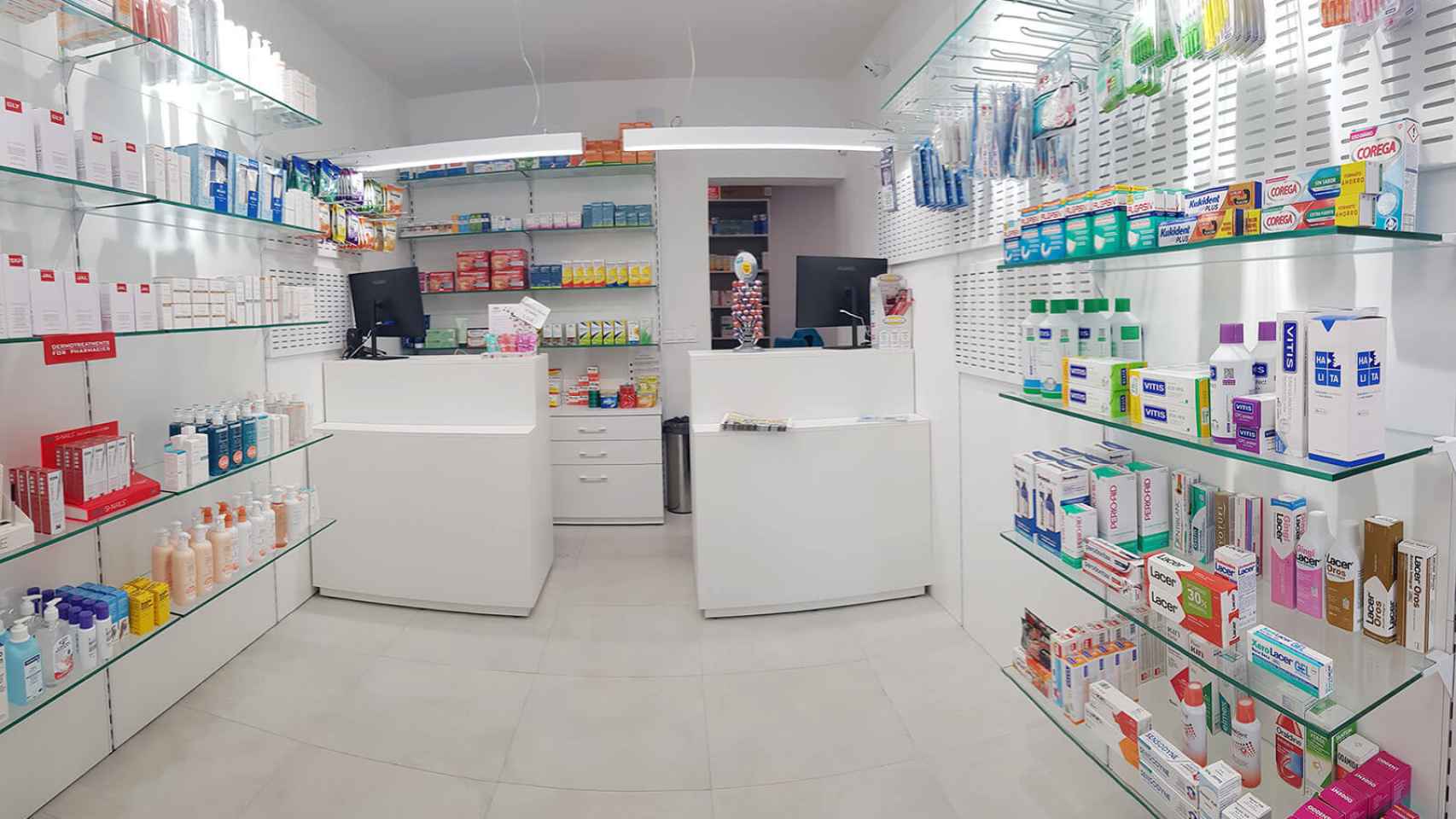 Interior de la polémica farmacia Bellamar, en Castelldefels, socia de L'Onada