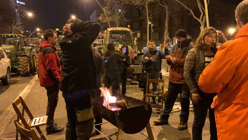 Payeses del Bages pasan la noche frente a una fogata improvisada