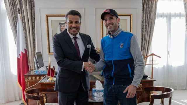 Santiago Sánchez Cogedor junto con el embajador de Qatar en España, Abdalla Al-Hamar