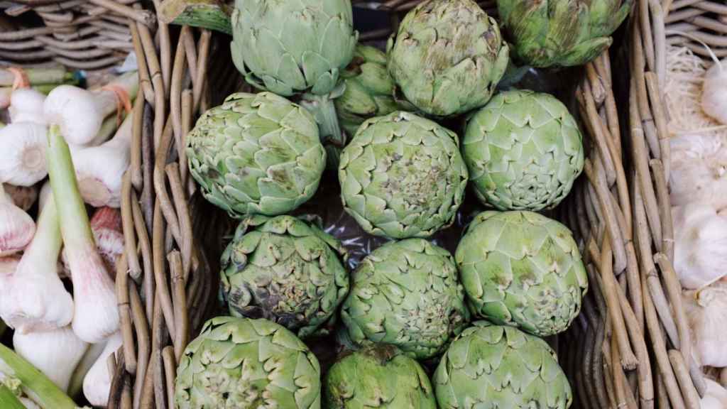 Una alcachofa, en un supermercado