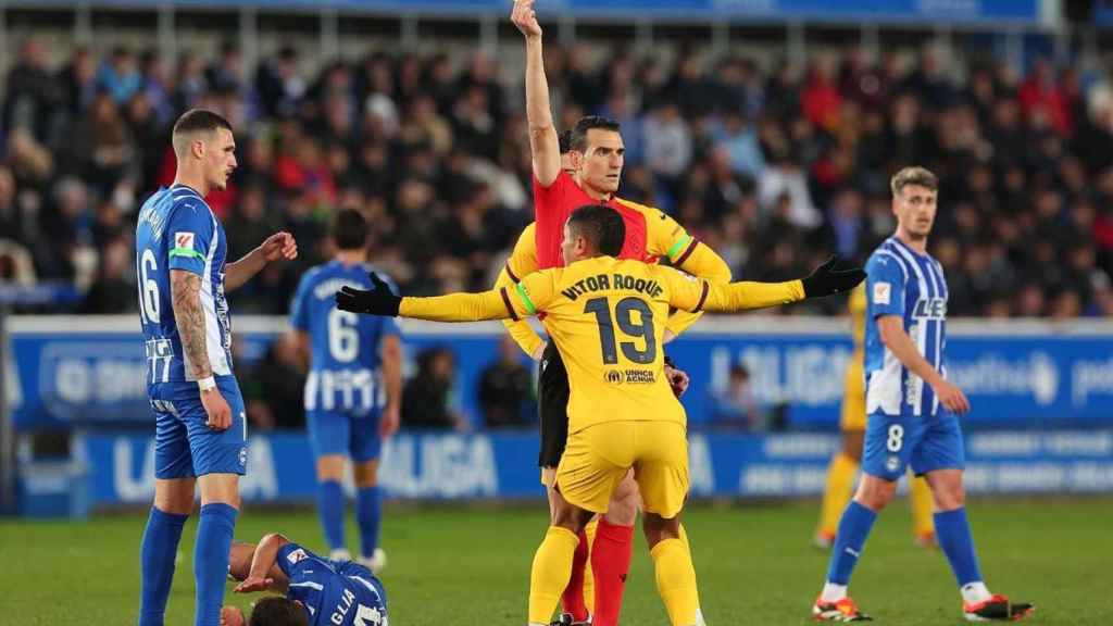 Vitor Roque protesta la primera tarjeta amarilla recibida en el Alavés-Barça