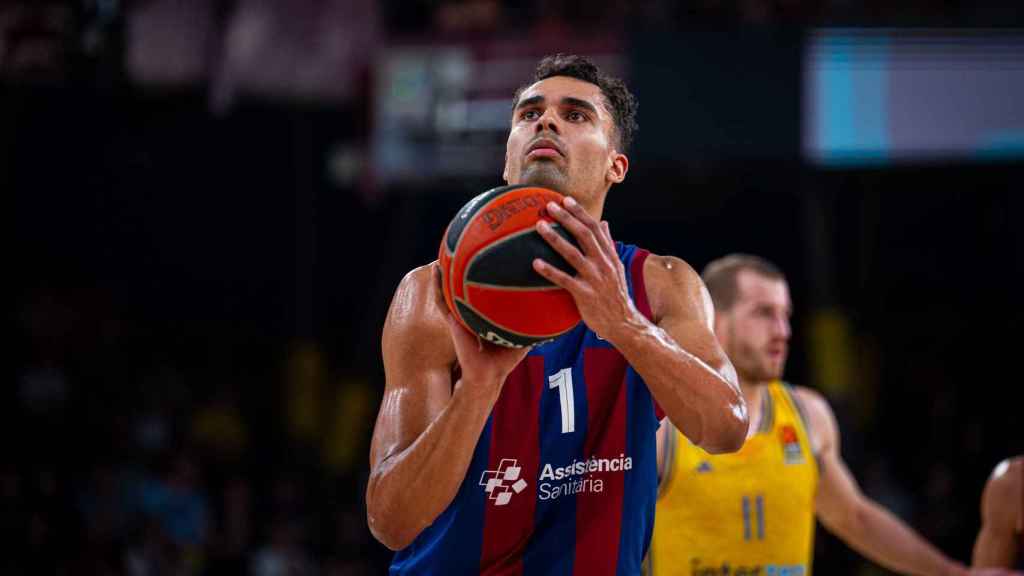 Oscar Da Silva, preparándose para un tiro libre, contra el Alba Berlín