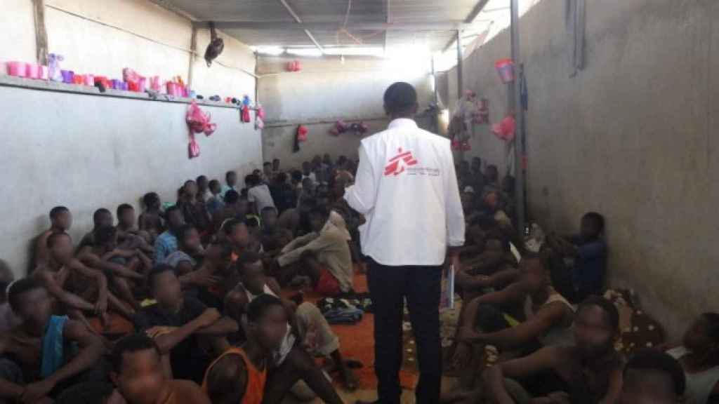 Un miembro de MSF en una de las celdas de un centro de detención de inmigrantes en Libia
