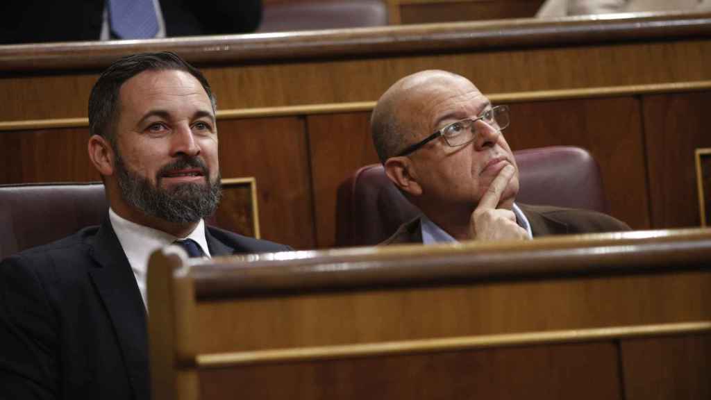 José Zaragoza (d) en el Congreso junto al líder de Vox, Santiago Abascal (i)