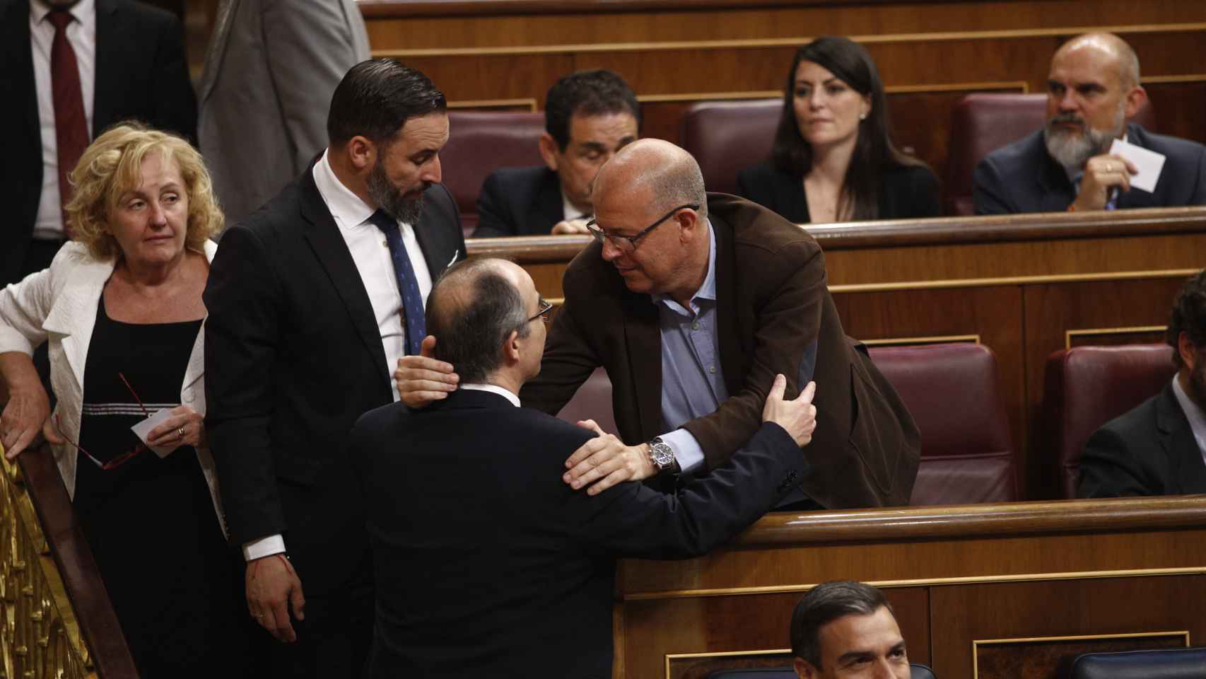 José Zaragoza saluda en el Congreso al indultado Jordi Turull, de espaldas