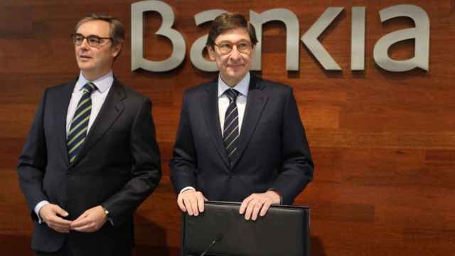 El presidente de Caixabank, José Ignacio Goirigolzarri (dcha.), y el nuevo presidente de Unicaja, José Sevilla, durante la etapa de ambos al frente de Bankia / EP