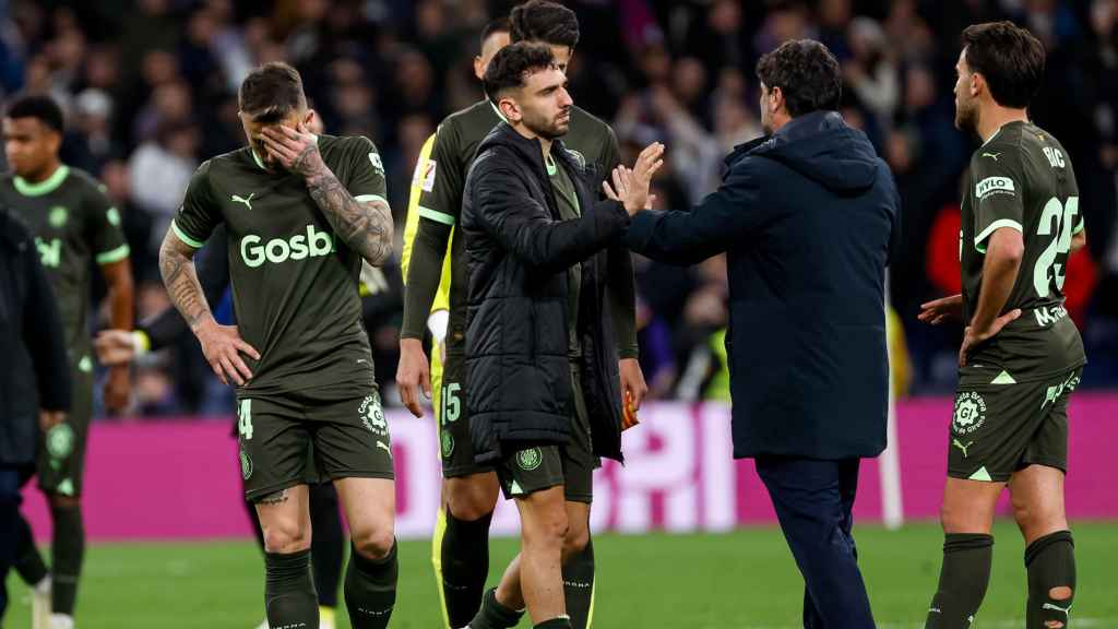 Los jugadores del Girona, cabizbajos tras la derrota en el Santiago Bernabéu