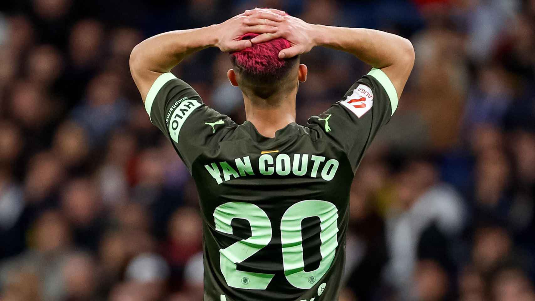 Yan Couto se lleva las manos a la cabeza durante el Real Madrid-Girona en el Bernabéu