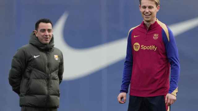 Xavi Hernández, con Frekie de Jong, en el entrenamiento del sábado