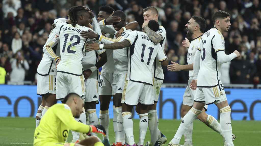 El Real Madrid celebra en piña el tercer gol contra el Girona