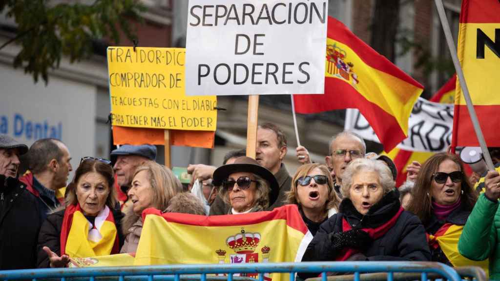 Varias personas se manifiestan en Ferraz tras un acto del PP contra la amnistía