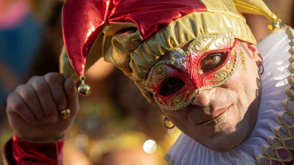 Un hombre disfrazado el día de la inauguración del PortAventura World 2023