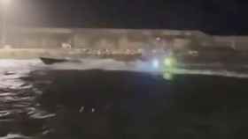 Momento en el que una narcolancha arrolla la patrullera de la Guardia Civil en el puerto de Barbate, en Cádiz
