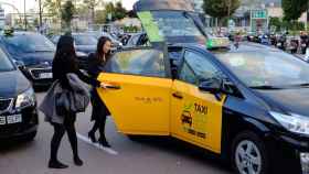 Clientas toman un taxi en Barcelona