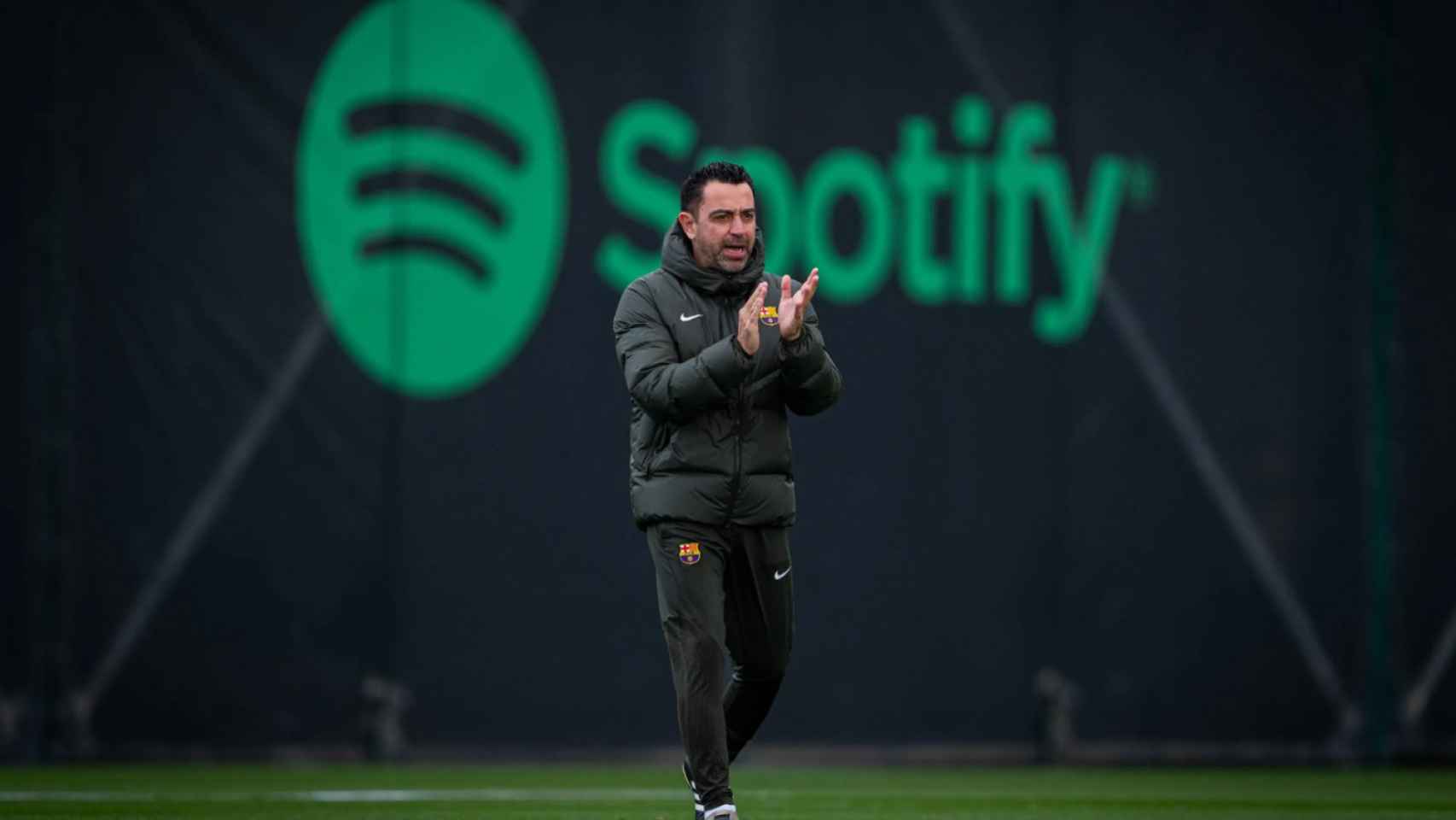 Xavi Hernández anima a los futbolistas del Barça en un entrenamiento