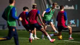 Frenkie de Jong controla el balón durante un entrenamiento del Barça