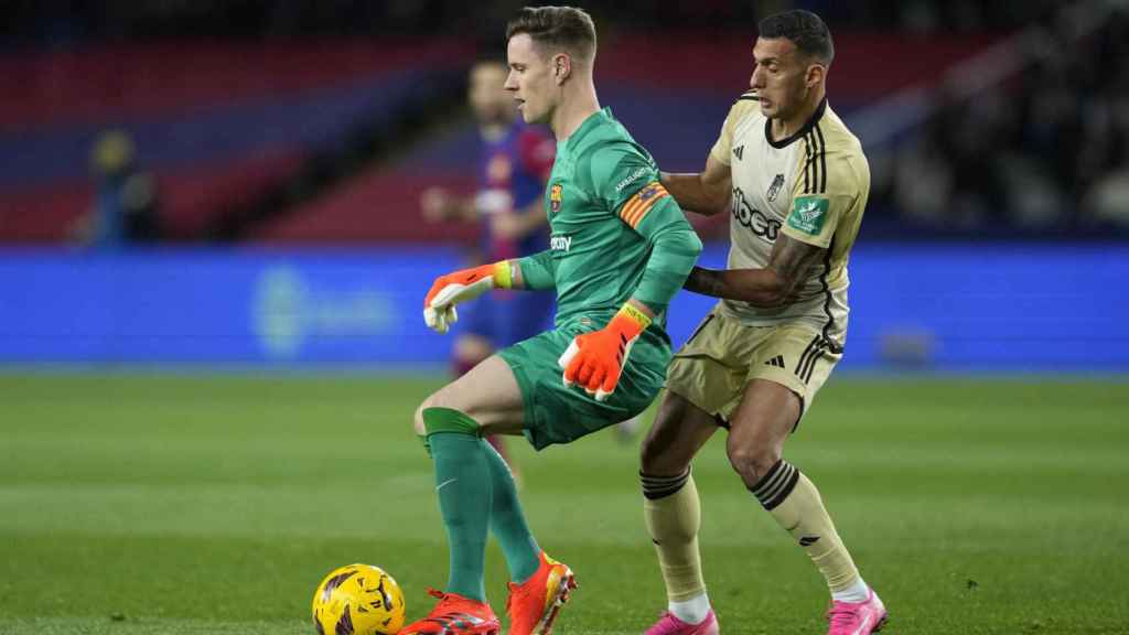 Ter Stegen, presionado por Myrto Uzuni en el Barça-Granada